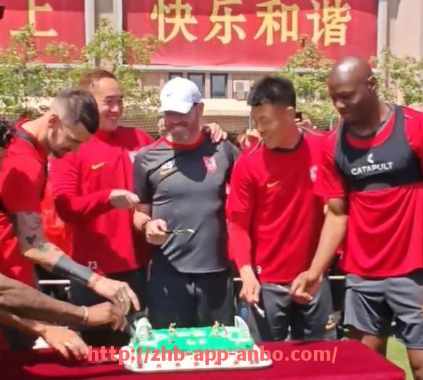 安博体育app下载-英超出场年龄最小的球员纪录及其发展潜力分析